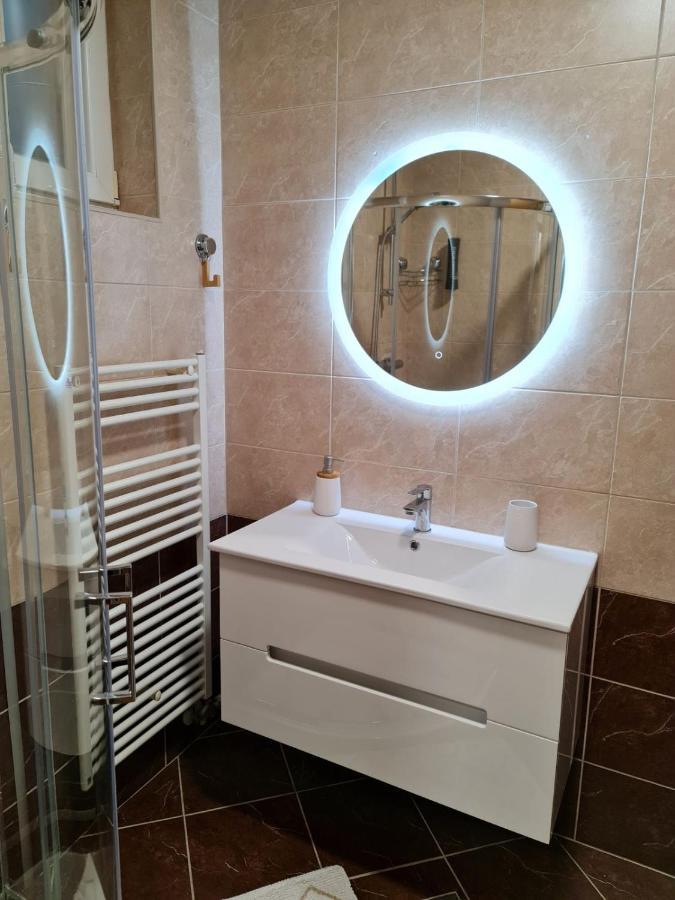 Apartman Vinyl - Self Chek-In オシエク エクステリア 写真
